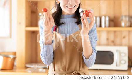 Image of a woman cooking in the kitchen 124555330