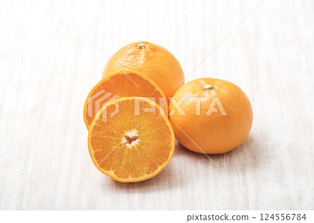 Setoka mikan, also known as the fatty tuna of mandarin oranges; fresh setoka; freshly picked setoka; a legendary citrus fruit; citrus fruits 124556784