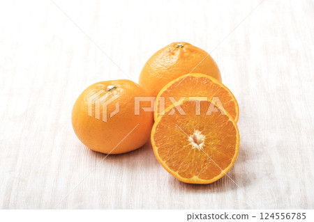 Setoka mikan, also known as the fatty tuna of mandarin oranges; fresh setoka; freshly picked setoka; a legendary citrus fruit; citrus fruits 124556785