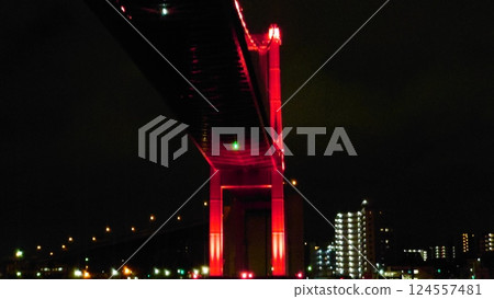巨大的紅色碼頭在黑夜中顯得格外突出 巨大的紅色碼頭在黑夜中顯得格外突出 124557481