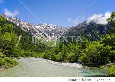 [Refreshing Kamikochi] Fresh greenery around Kappa Bridge and the magnificent view of the Hotaka mountain range 124559260