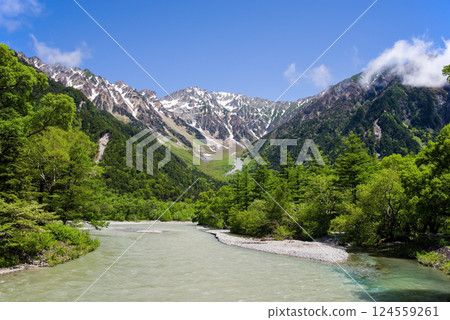 [Refreshing Kamikochi] Fresh greenery around Kappa Bridge and the magnificent view of the Hotaka mountain range 124559261