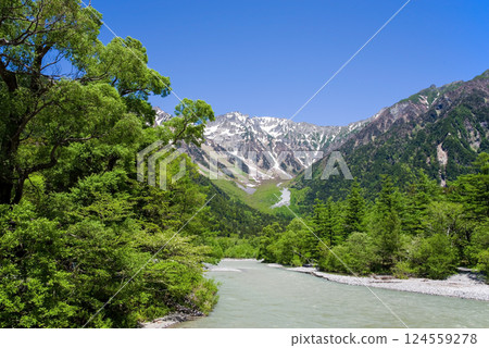 [Refreshing Kamikochi] Fresh greenery around Kappa Bridge and the magnificent view of the Hotaka mountain range 124559278