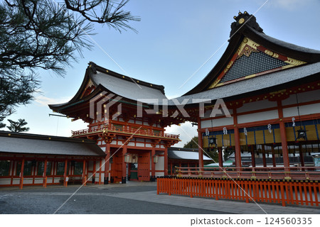 Fushimi Inari Shrine: The outer worship hall and tower gate covered in snow [Important Cultural Property] 124560335