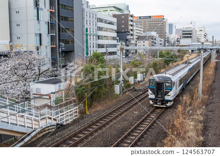 [Tokaido Main Line] A deadhead train running smoothly through the city in the early spring morning 124563707