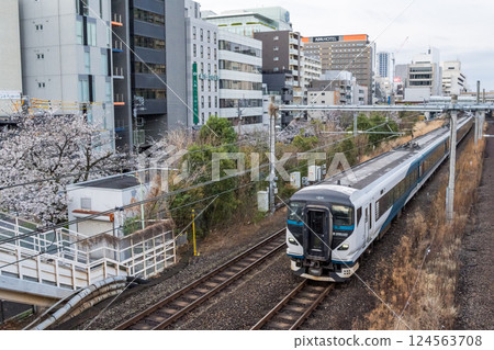 【東海道本線】初春的清晨,一輛空車平穩地行駛在城市中 【東海道本線】初春的清晨,一輛空車平穩地行駛在城市中 124563708