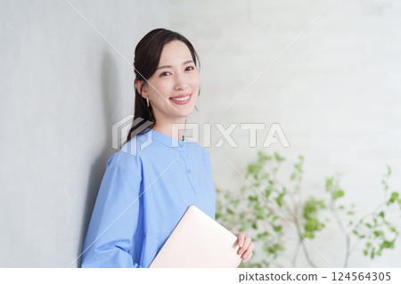 Business woman using a computer Business woman using a computer 124564305