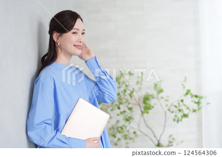 使用計算機的商界女性 使用計算機的商界女性 124564306