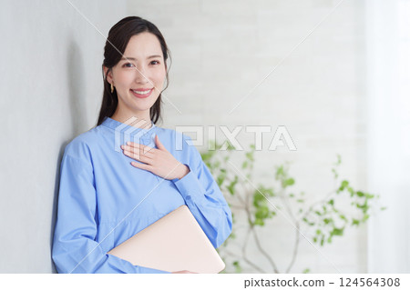 Female support staff Female support staff 124564308