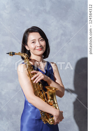 Female saxophone player 124564312