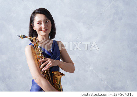 女薩克斯風演奏員 124564313
