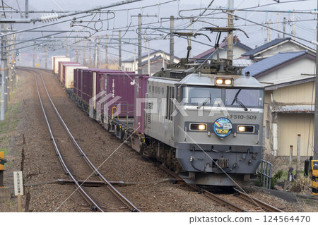 印有重建援助頭標的貨運列車 124564470