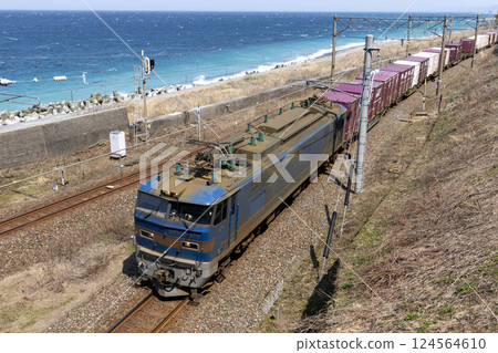 EF510 freight train running along the Japan Sea coast 124564610