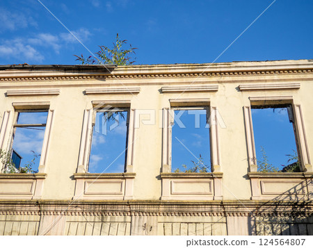 Abandoned dilapidated house. Unsuitable for habitation. Old city. Renovation required. 124564807
