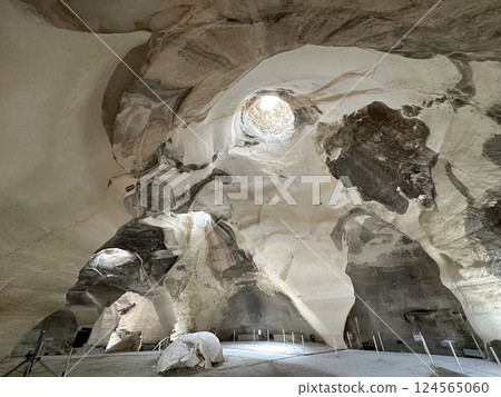 Huge caverns of the Bell Caves Huge caverns of the Bell Caves 124565060