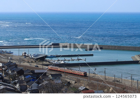 Echigo Tokimeki Railway 413 and 455 series trains running against the backdrop of the Sea of Japan_Photo taken on March 20, 2025 Echigo Tokimeki Railway 413 and 455 series trains running against the backdrop of the Sea of Japan_Photo taken on March 20, 2025 124565073