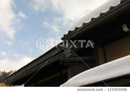 雪覆屋頂 124565096