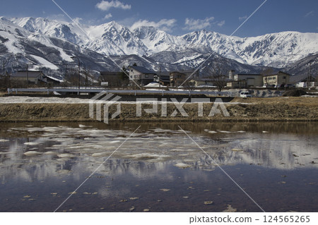 白馬三山與稻田:長野縣白馬村,雪融後的白馬春景美不勝收 白馬三山與稻田:長野縣白馬村,雪融後的白馬春景美不勝收 124565265