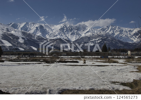 白馬三山與白馬站:長野縣白馬村,雪融後的白馬春景美不勝收 白馬三山與白馬站:長野縣白馬村,雪融後的白馬春景美不勝收 124565273