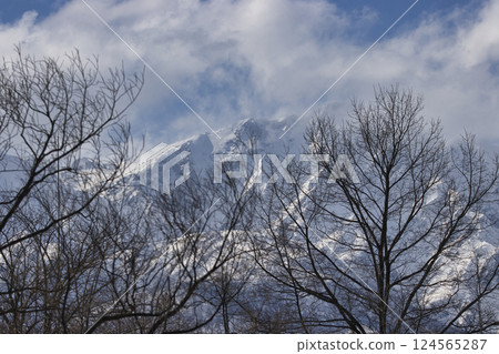 The impressive Mount Hakuba in early spring in Hakuba Village, Nagano Prefecture The impressive Mount Hakuba in early spring in Hakuba Village, Nagano Prefecture 124565287