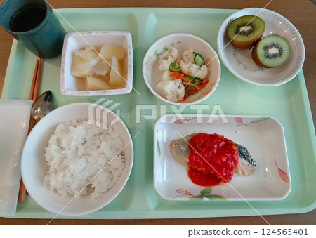 食物就是藥物！透過膳食支持治療...住院期間的醫院餐點晚餐 124565401