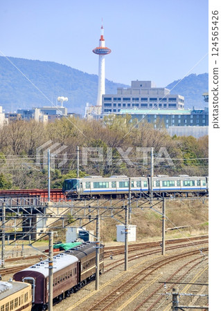 JR嵯峨野線列車以京都塔為背景行駛 124565426