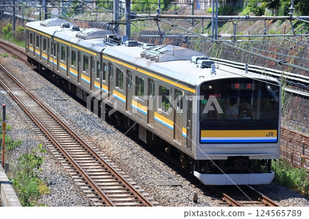 一列前往檢修的鶴見線通勤列車。 124565789