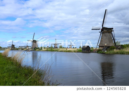 Windmill group of the Kinderdijk in the Netherlands 124565828