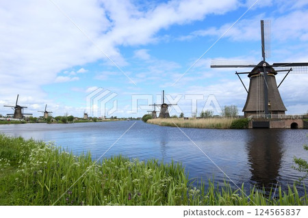 小孩堤防的風車小組在荷蘭 124565837