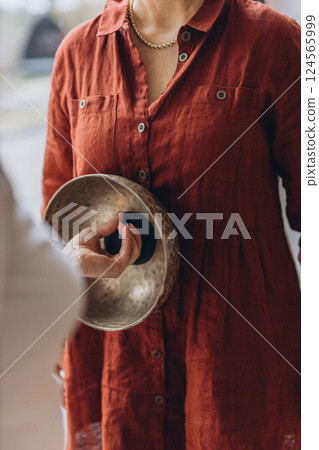 Therapy session with Tibetan singing bowls . Meditation and relaxation 124565999