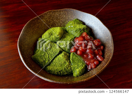 Homemade matcha warabi mochi made with potato starch Homemade matcha warabi mochi made with potato starch 124566147