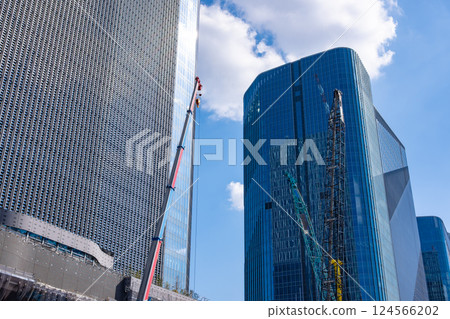 正在興建中的建築物和眾多起重機 Takanawa Gateway 2025.03 k-1 124566202