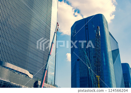 Building under construction and numerous cranes Takanawa Gateway 2025.03 k-3 Emphasis on warm and cool colors 124566204