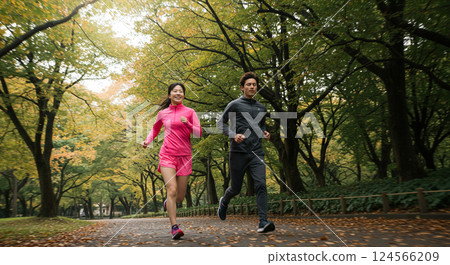 一對日本跑步者在公園和城市中奔跑 124566209