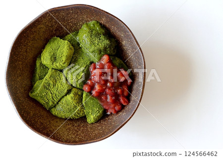 Homemade matcha warabi mochi made with potato starch Homemade matcha warabi mochi made with potato starch 124566462