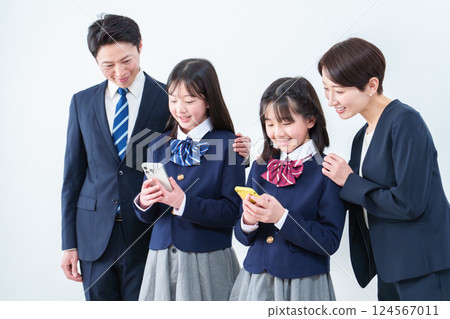 女孩使用智慧型手機，父母在看 124567011