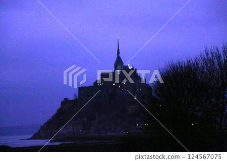 Mont Saint-Michel at dusk 124567075