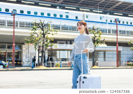 一位旅行中的女子和一輛子彈列車 一位旅行中的女子和一輛子彈列車 124567386