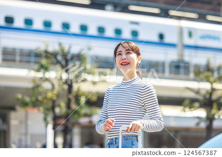 一位旅行中的女子和一輛子彈列車 一位旅行中的女子和一輛子彈列車 124567387