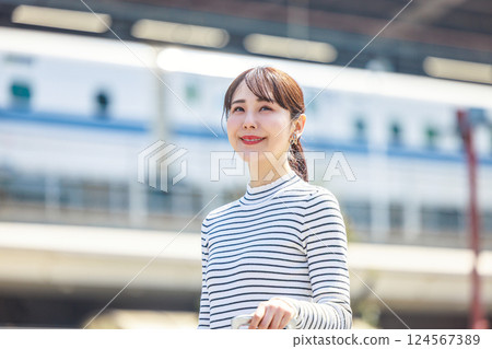 一位旅行中的女子和一輛子彈列車 一位旅行中的女子和一輛子彈列車 124567389