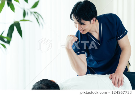一名男性脊椎按摩師正在進行治療 124567733