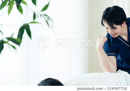 一名男性脊椎按摩師正在進行治療 124567738