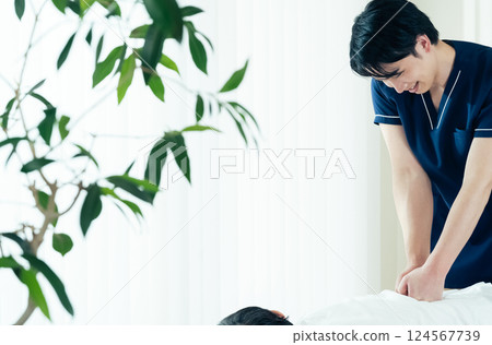 一名男性脊椎按摩師正在進行治療 124567739
