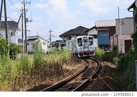 Kanto Railway Ryugasaki Line diesel railcar departing from Sanuki Station 124568022