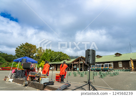 秋季，秘魯音樂家在大分縣竹田市九重花卉公園演奏秘魯音樂 124568239