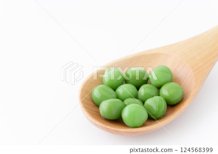 Close-up of cooked green peas on a spoon 124568399