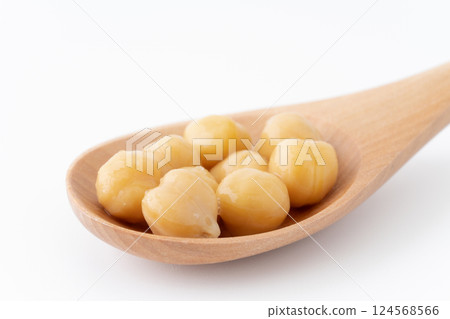 湯匙上的煮熟鷹嘴豆的特寫 湯匙上的煮熟鷹嘴豆的特寫 124568566