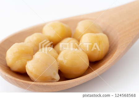湯匙上的煮熟鷹嘴豆的特寫 124568568