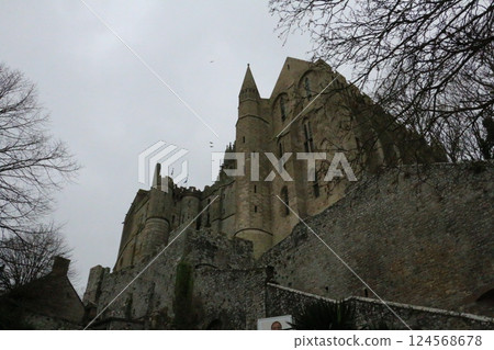 聖米歇爾山的外觀看起來像一座堅不可摧的堡壘 124568678