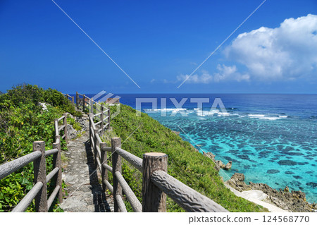 珊瑚礁與海濱長廊的藍色大海 124568770